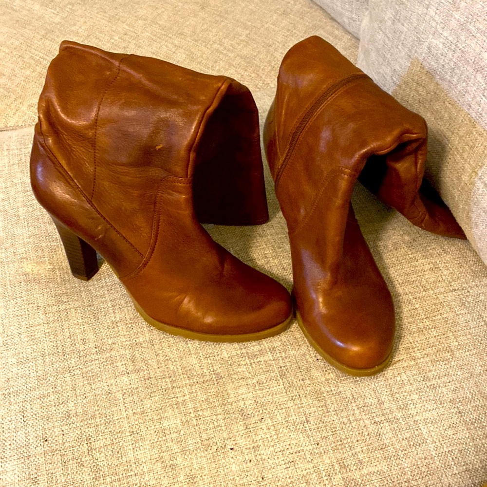 Guess Women’s Size 10M brown leather knee high slouchy high heel boots.